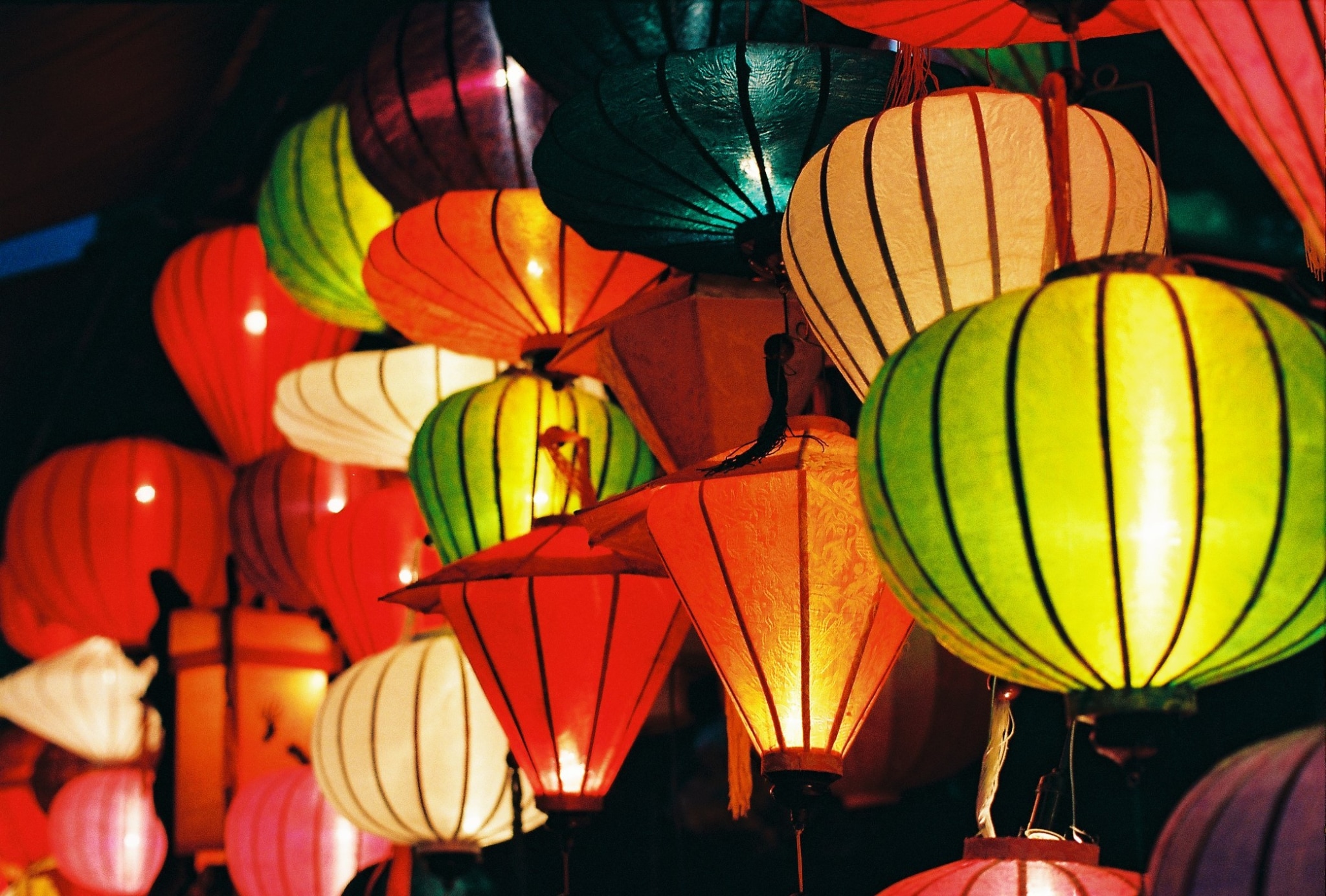 Đèn lồng được trang trí dọc các con phố Hội An, mang đến vẻ đẹp độc đáo